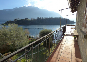 Casa sulla prima linea del Lago di Como