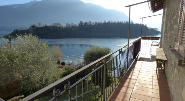 Casa sulla prima linea del Lago di Como