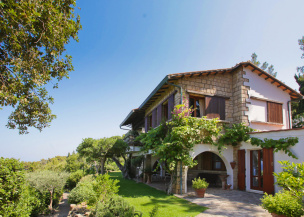 Villa insolita sul mare in Toscana