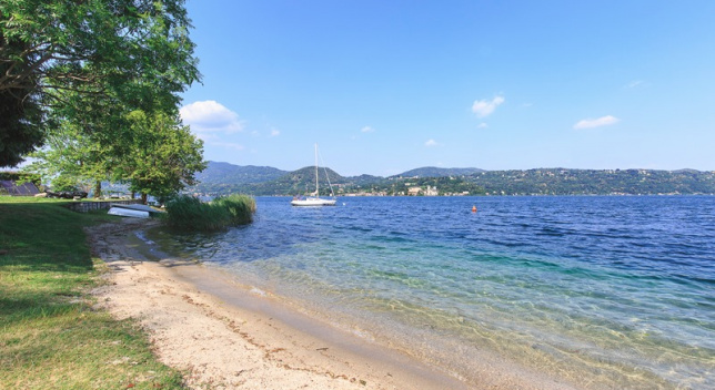 Stupenda villa in seconda fila sul Lago d'Orta con la spiaggia privata nel condominio