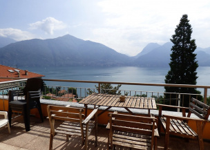 Appartamento con piscina e vista lago