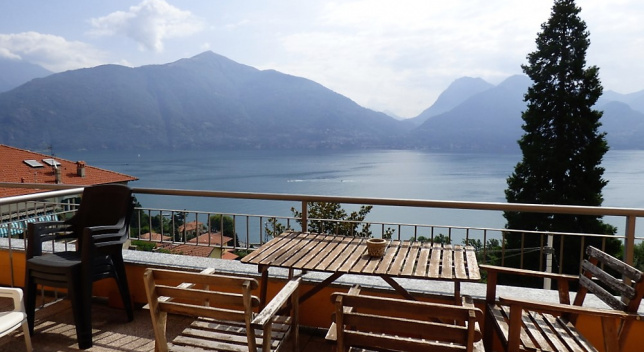 Appartamento con piscina e vista lago